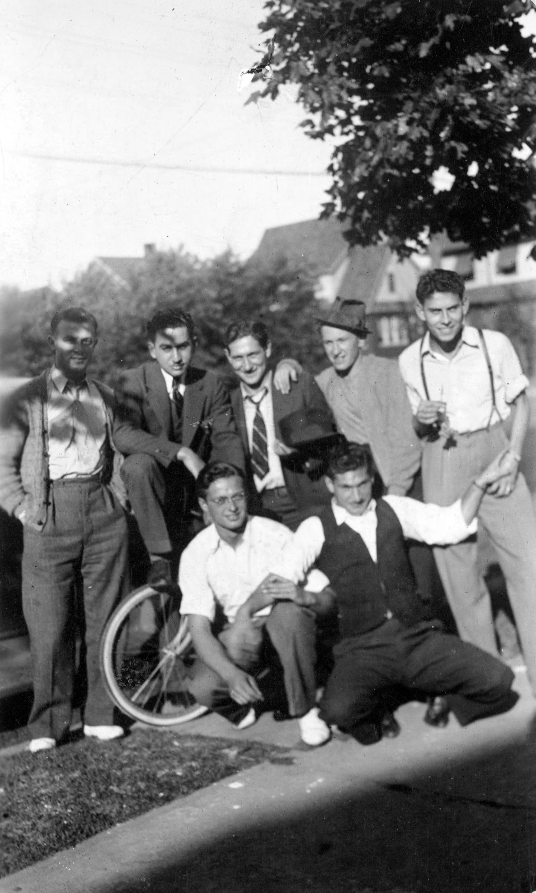 Bob Goldberg. Standing L-r are Joe Margolis, (?), Harry Guon, (?), Murray, Richman, and (?)