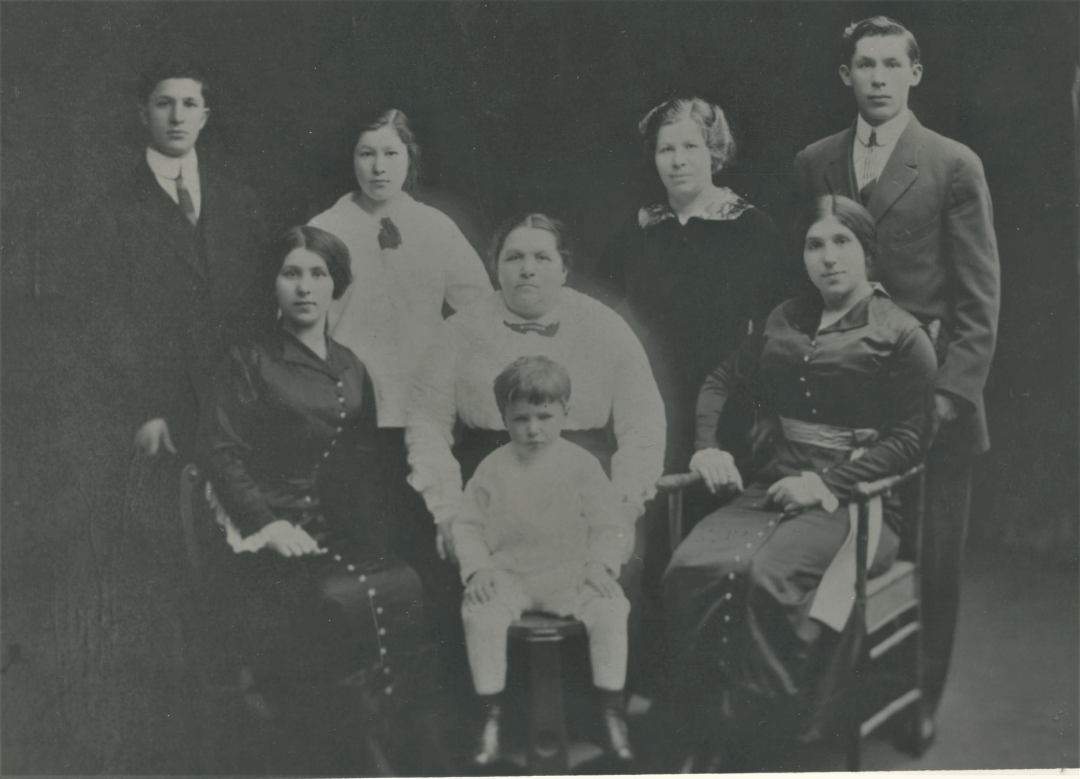 Nathan Koslow, Ida Koslow, Judith Koslow Shapiro, Henry Koslow, Celia Koslow, Rose Koslow, Anna Koslow, Sam Shapiro, Northern New Jersey, 1910