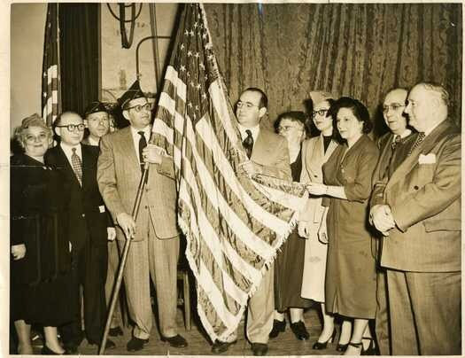 Kaufman-Harris_Post_presents_flag_to_YMHA