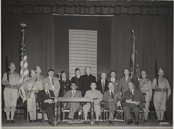 Veterans_honoring_flag_day_1942