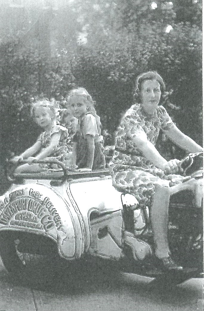 Northern New Jersey photo, Gussie Bloomfield, Rita Bloomfield, friends on Davenport Drug Store delivery cycle