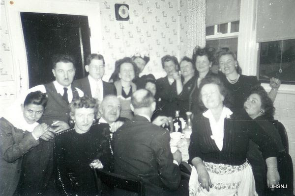 Paterson New Jersey, E. 32nd St, 1940s, Thanksgiving photo, Gary Turndorf, Eli (Elton) Blumberg, Sarah Blumberg, Herman Blumberg, Ruth Turndorf, Lillian Bogorad, Bubba Lina Blumberg, Charles Blumberg, Abe Whitten of Brooklyn NY