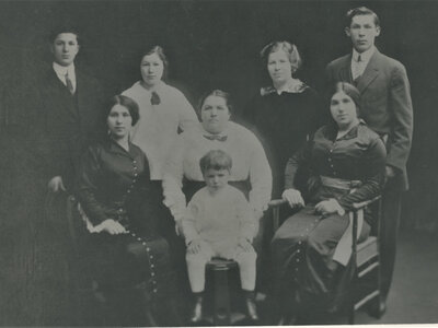 Nathan Koslow, Ida Koslow, Judith Koslow Shapiro, Henry Koslow, Celia Koslow, Rose Koslow, Anna Koslow, Sam Shapiro, Northern New Jersey, 1910